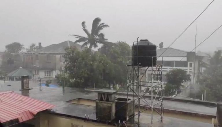 قدم الإعصار من جزيرة مدغشقر وذكرت السلطات أن شخصا واحدا على الأقل توفي