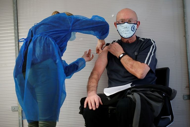 رجل يتلقى لقاح كورونا في فرنسا