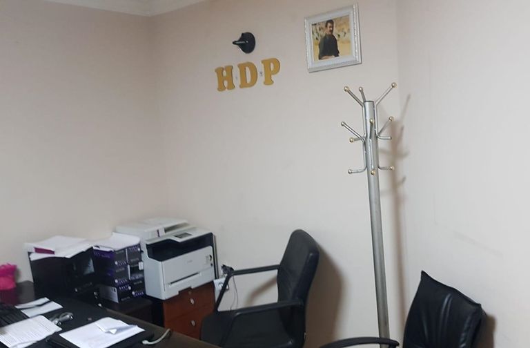 صورة الزعيم الكردي عبد الله أوجلان التي أدت لمداهمة المقر