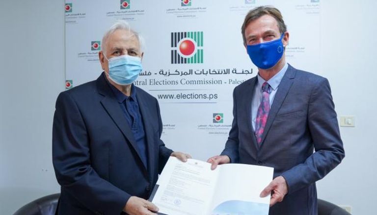 رئيس لجنة الانتخابات الفلسطينية حنا ناصر يسلم الدعوة لممثل الاتحاد الأوروبي