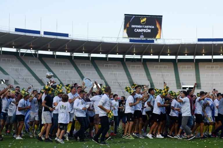 فرحة ديفينسا خوستيكا بالتتويج بكأس سود أمريكانا فرحة كريسبو بالتتويج بكأس سود أمريكانا