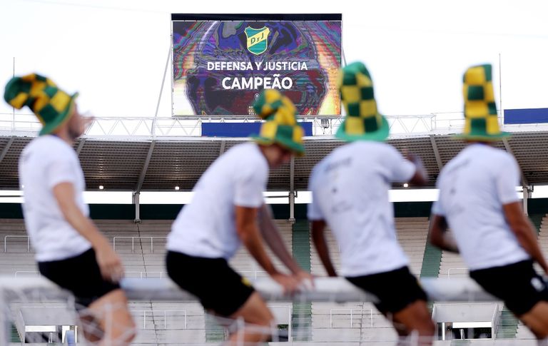 فرحة ديفينسا خوستيكا بالتتويج بكأس سود أمريكانا فرحة كريسبو بالتتويج بكأس سود أمريكانا