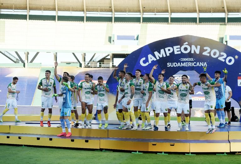 فرحة ديفينسا خوستيكا بالتتويج بكأس سود أمريكانا فرحة كريسبو بالتتويج بكأس سود أمريكانا