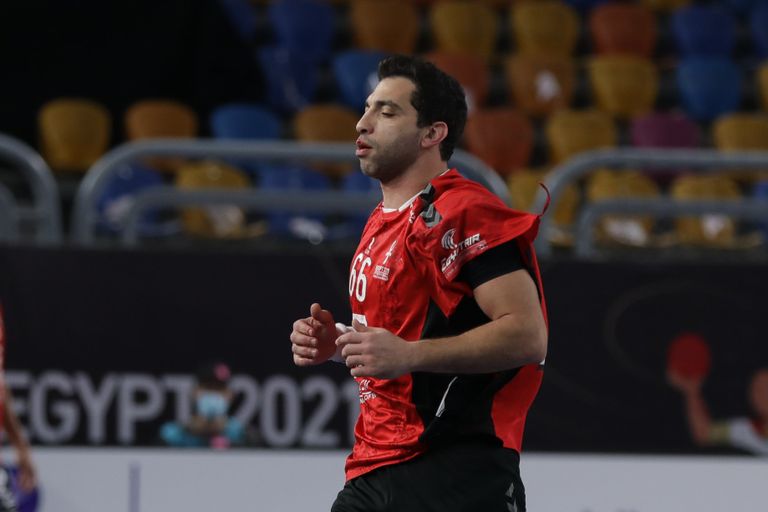 أحمد الأحمر قائد منتخب مصر يخرج لتبديل أحمد القمصان الممزقة