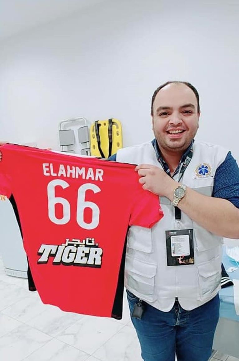 رجل الإسعاف الذي قام بخياطة قميص أحمد الأحمر قائد منتخب مصر