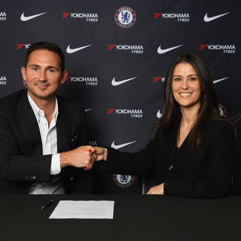 "المرأة الحديدية"، الروسية مارينا جرانوفسكايا، المدير الرياضي في نادي تشيلسي، تصافح فرانك لامبارد