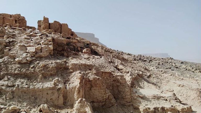 أحد مواقع المقابر الصخرية المكتشفة في اليمن إحدى المقابر الصخرية المكتشفة في اليمن