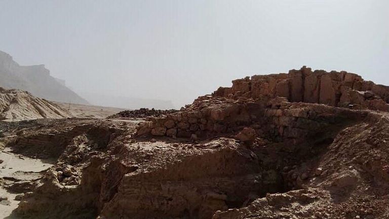 إحدى المقابر الصخرية المكتشفة في اليمن