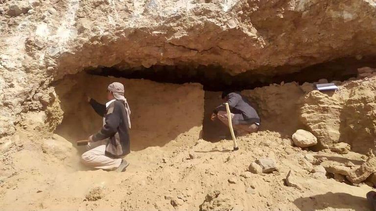 جانب من أعمال التنقيب إحدى المقابر الصخرية المكتشفة في اليمن