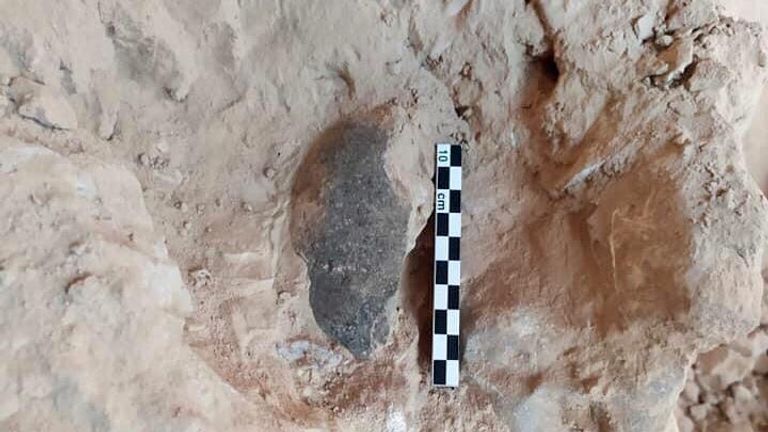 إحدى المقابر الصخرية المكتشفة في اليمن