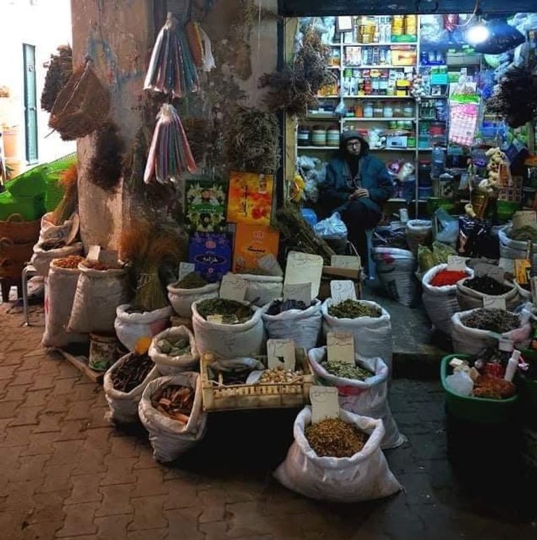 أحد العطارين بسوق البلاط في تونس