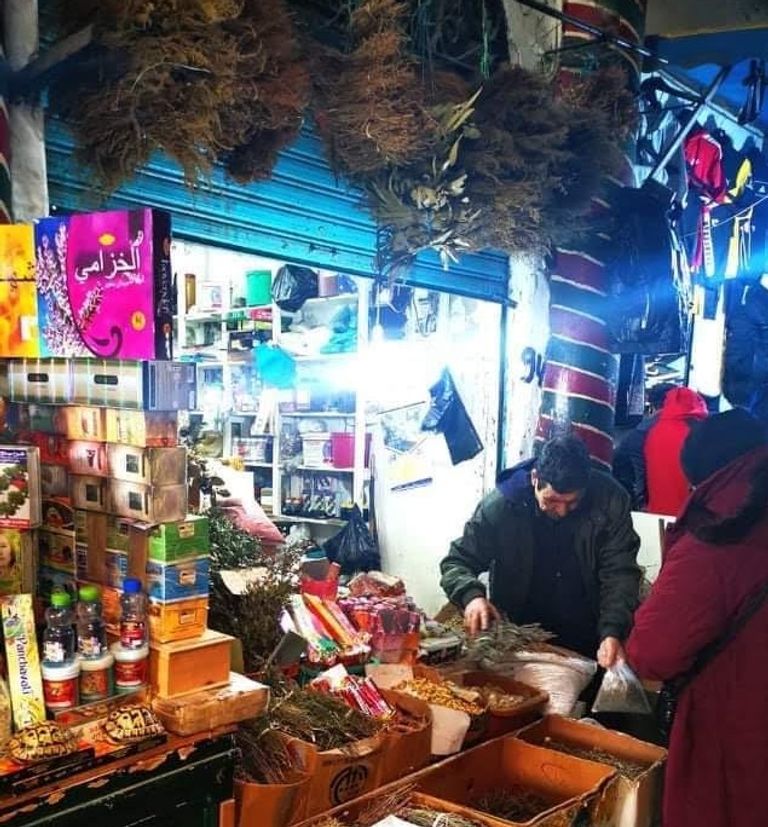 عطار يبيع الأعشاب لأحد الزبائن
