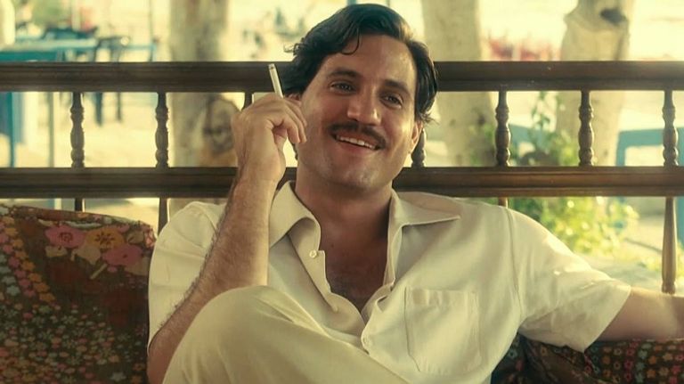 لقطة من مسلسل "كارلوس" الممثل الفرنسي عمر سي نجم مسلسل