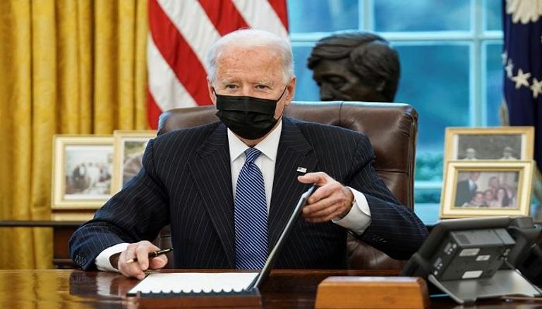 الرئيس الأمريكي جو بايدن خلال توقيع القرار