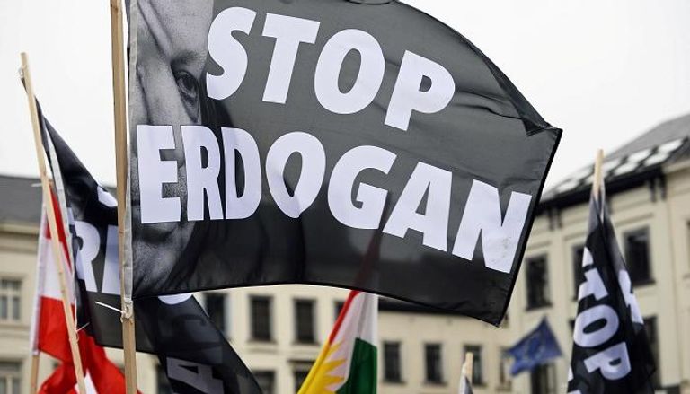 احتجاج ضد الرئيس التركي خارج البرلمان الأوروبي -رويترز 
