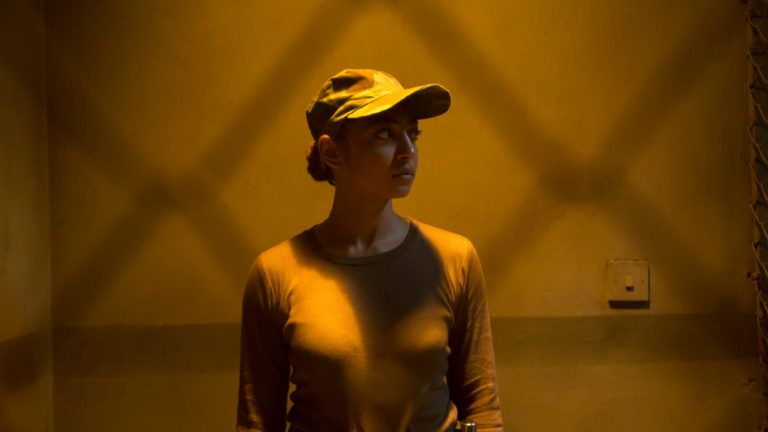 الفنانة رادهيكا أبتي في مشهد من مسلسل Ghoul على شبكة نتفليكس 2021 ملصق مسلسل