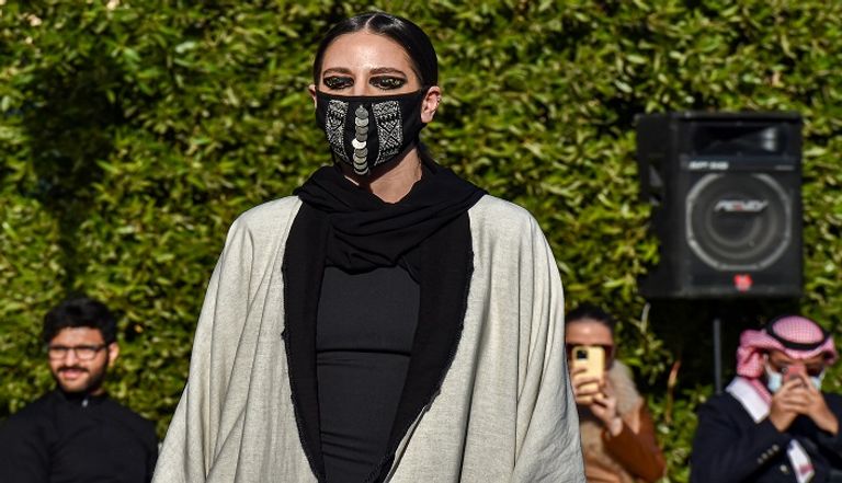 أحد التصاميم في عرض أزياء 