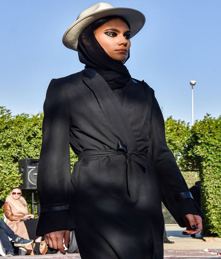 أحد التصاميم في عرض أزياء 