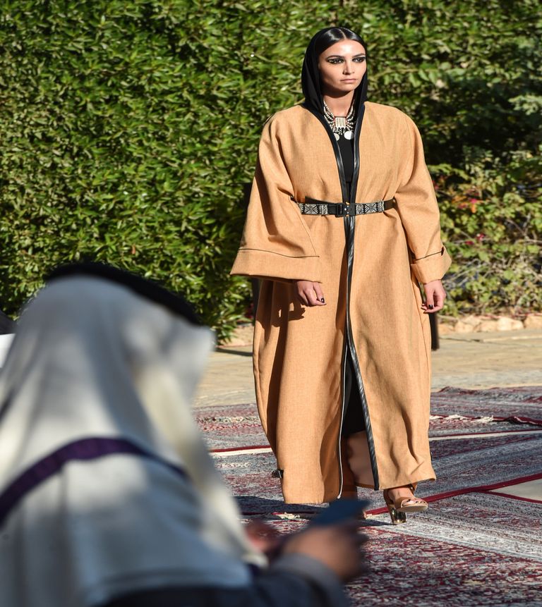 أحد التصاميم في عرض أزياء 