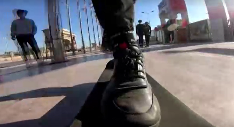 شباب يمارسون رياضة التزلج في مدينة البصرة العراقية