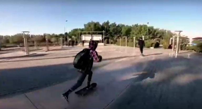 شباب يمارسون رياضة التزلج في مدينة البصرة العراقية