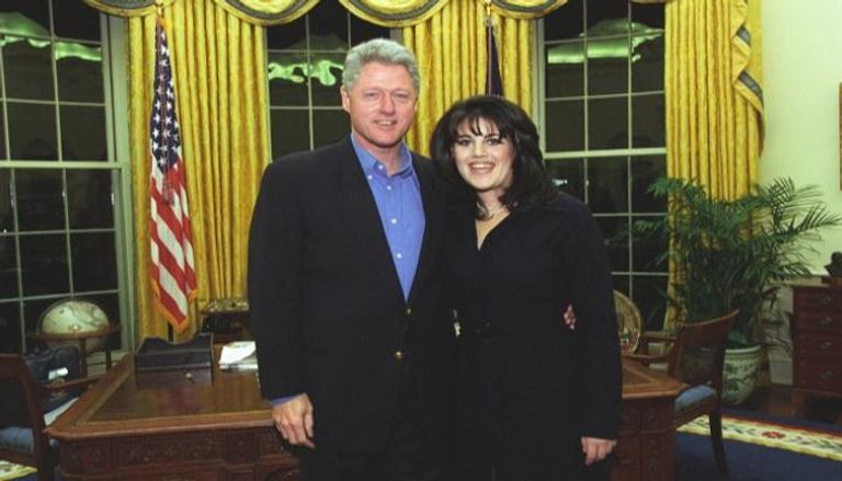 بيل كلينتون برفقة مونيكا لوينسكي في مكتبه بالبيت الأبيض