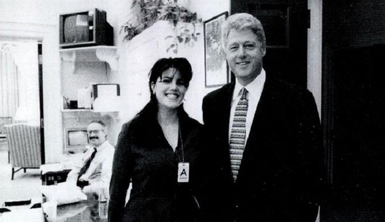 بيل كلينتون برفقة مونيكا لوينسكي في مكتبه بالبيت الأبيض