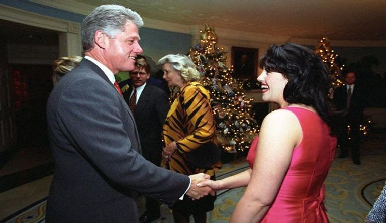 بيل كلينتون برفقة مونيكا لوينسكي في مكتبه بالبيت الأبيض