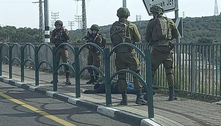 جنود من الجيش الإسرائيلي بعد إطلاق النار على المنفذ