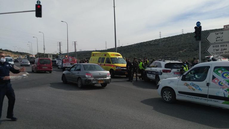 جنود من الجيش الإسرائيلي بعد إطلاق النار على المنفذ