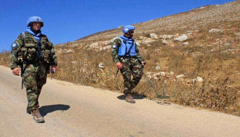 جنديان من قوات اليونيفيل الأممية على الحدود بين لبنان وإسرائيل