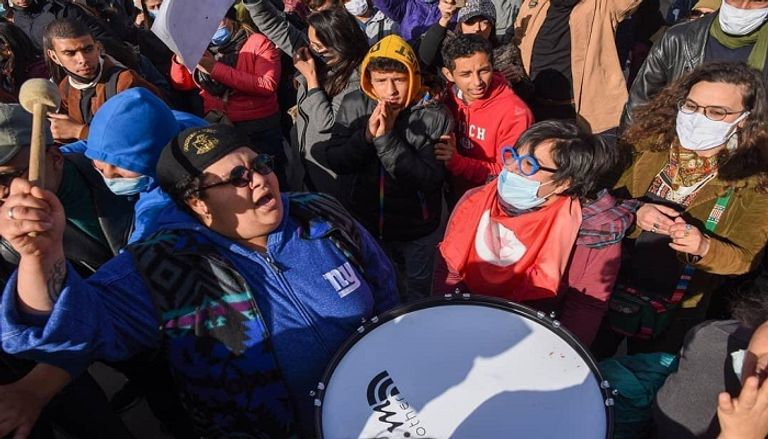 جانب من الاحتجاجات التي شهدها محيط البرلمان رفضا للنتعديلات الوزارية التي طرحها رئيس الحكومة هشام المشيشي