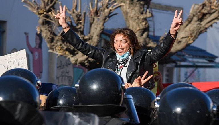 جانب من الاحتجاجات التي شهدها محيط البرلمان رفضا للنتعديلات الوزارية التي طرحها رئيس الحكومة هشام المشيشي