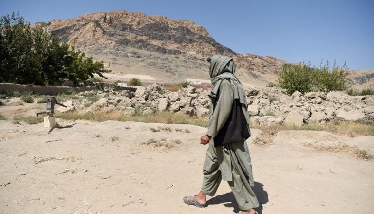 أحد عناصر طالبان في جبال أفغانستان