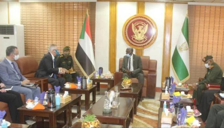 وزير الدفاع السوداني يلتقي نائب قائد أفريكوم