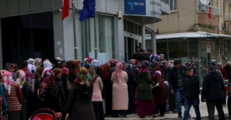 الأتراك يضيعون نصف يومهم للبحث عن خبز رخيص