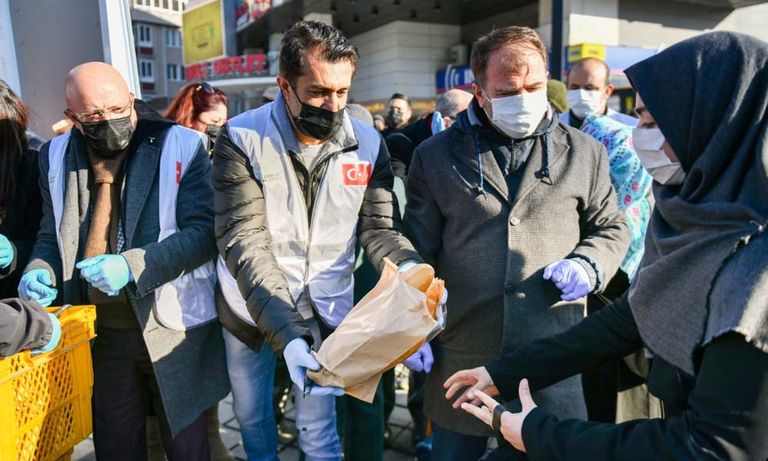 الأتراك يضيعون نصف يومهم للبحث عن خبز رخيص