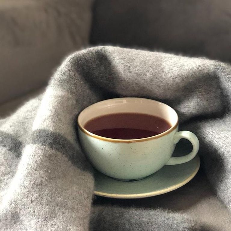 كوب شاي البابونج أو الكاموميل الكاموميل يساعد على محاربة البرد والأنفلونزا