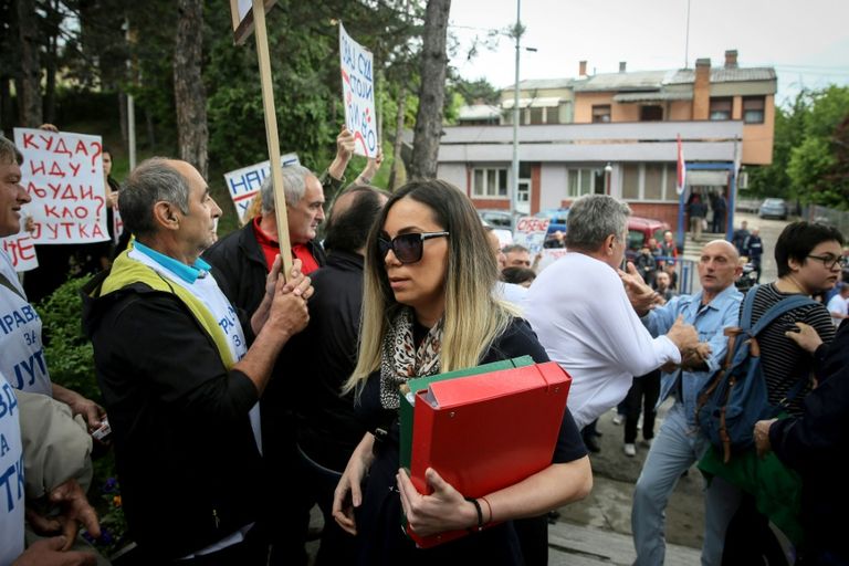 إحدى الصحف الصربية تظهر الممثلة ميلينا رادولوفيتش