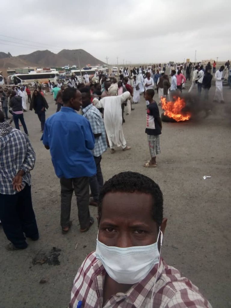 عناصر إخوانية بعد اقتحام مقر لجنة إزالة التمكين ببورتسودان