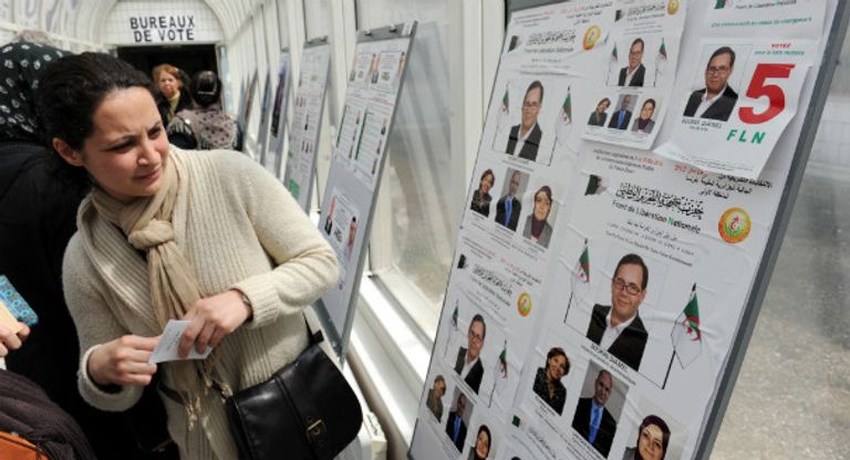 قوائم مرشحين في الجزائر جانب من عملية اقتراع سابقة بالجزائر - أرشيفية