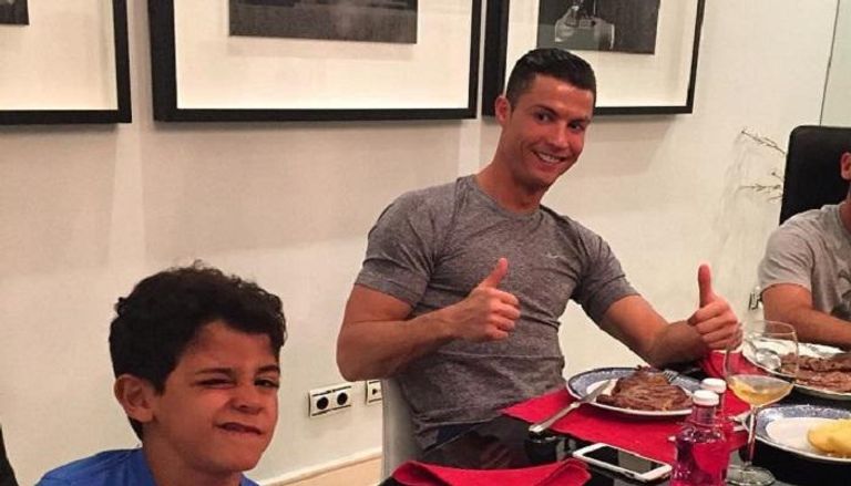 رونالدو يتناول الطعام مع ابنه