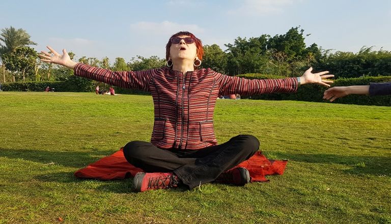 مدربة اللياقة الألمانية أوت ديفيكا (57 عاماً) التي تعيش في القاهرة، وتقوم بتدريب "يوجا الضحك" إحدى جلسات