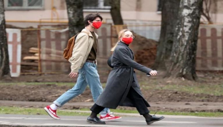 شخصان يسيران في أحد شوارع موسكو- أرشيفية