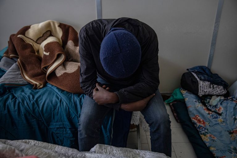 معاناة مهاجرين ولاجئين على الحدود الشمالية لإيطاليا