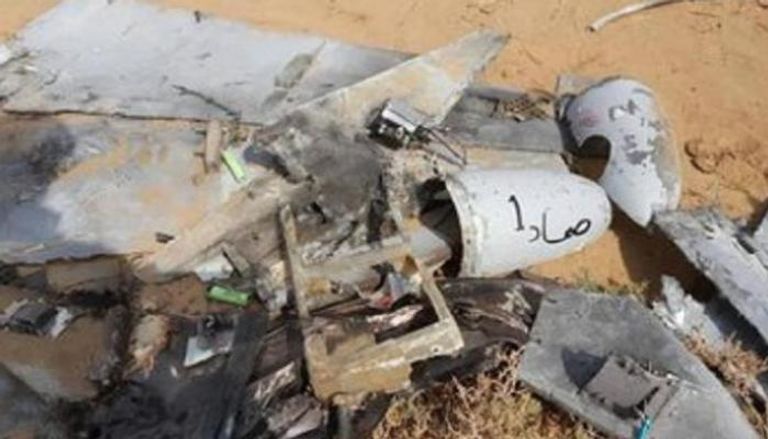 حطام طائرة حوثية اسقطها الجيش اليمني في وقت سابق