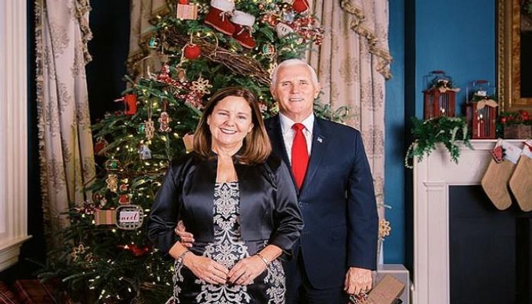 بنس مع زوجته في مقر إقامة نائب الرئيس في واشنطن