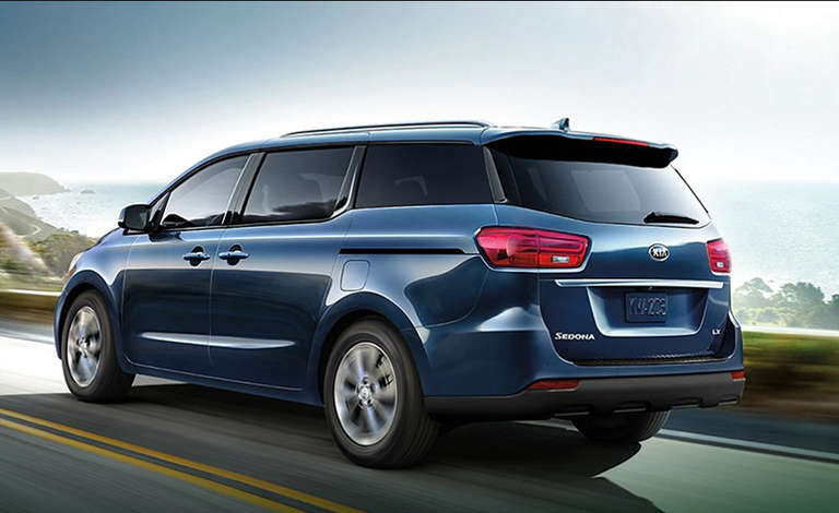 كيا سيدونا كيا سيدونا في مواجهة كرايسلر باسيفيكا