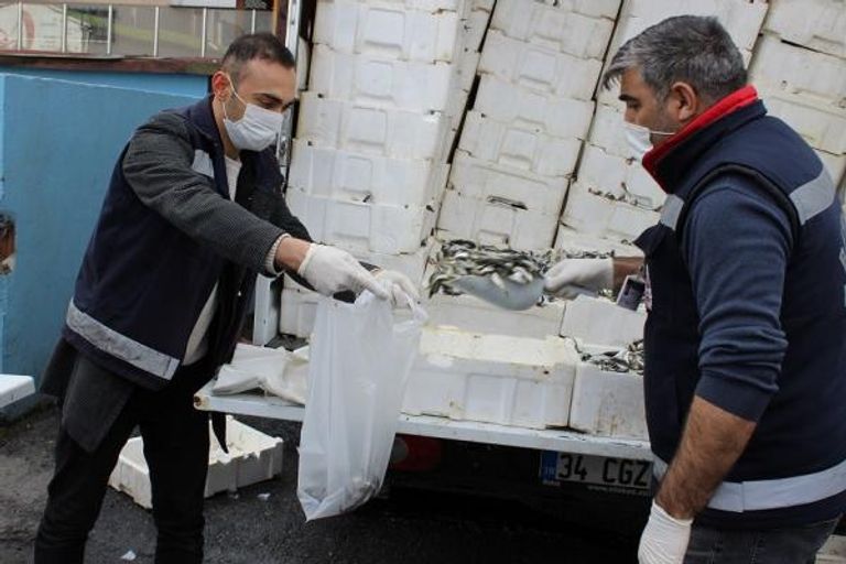 مواطن تركي يحصل على سمك "الماكريل الحصان" المجاني من بلدية "بك أوغلو" في مدينة اسطنبول أتراك في انتظار الحصول على السمك المجاني