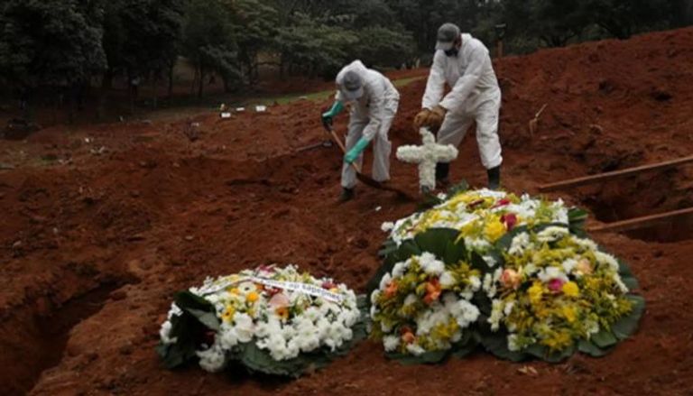 دفن متوفين بكورونا في البرازيل